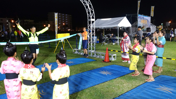 与那古浜公園にゴールするランナー