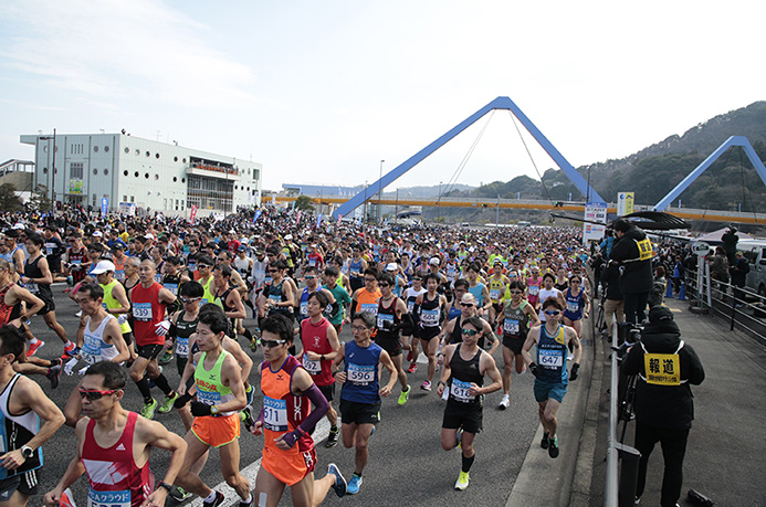 高崎山・うみたまご前をスタートするランナーたち（写真／平野雅之）