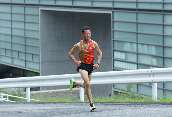 写真は2年前に月刊ランナーズの企画で撮影したもの。環太平洋大学（岡山県）の吉岡利貢准教授が古泉さんの体力測定を実施し、中臀筋の強さが｢陸上部の学生並み｣という結果が出た