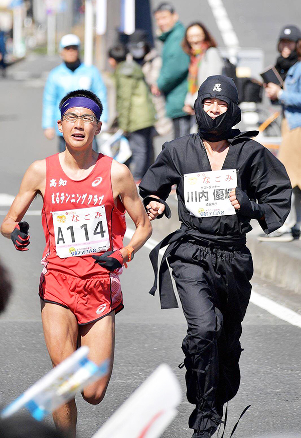 忍者姿の川内選手と競り合う山崎竹丸さん