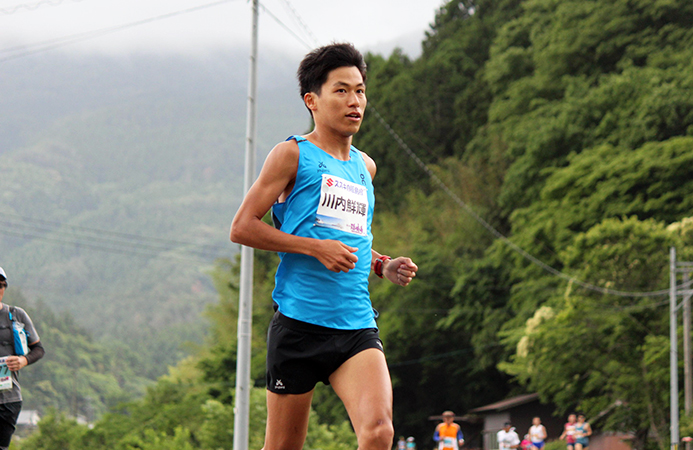 隠岐の島ウルトラマラソンの50kmの部で力走する川内鮮輝さん