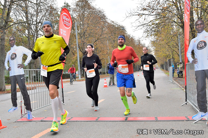 2時間切り達成と同じコースを走るランナーたち