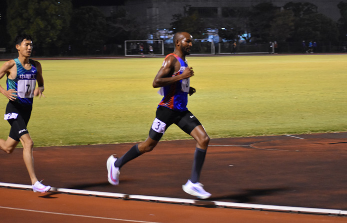 5000ｍを力走するルンガル選手（10月24日・平成国際大学記録会）