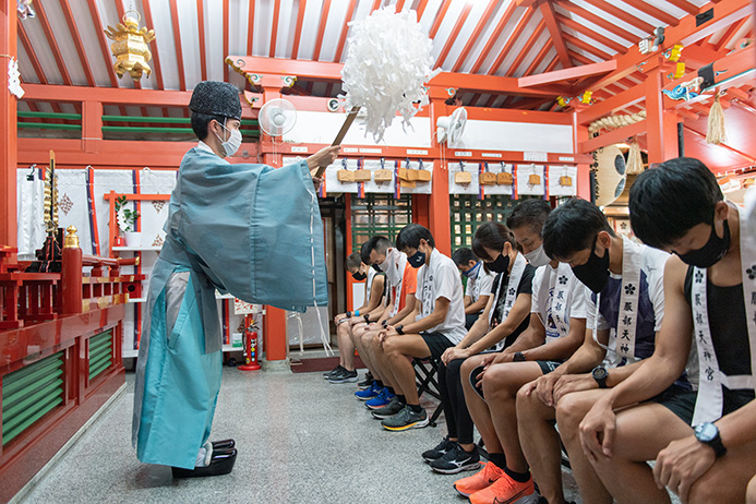 服部天神宮にてお祓いを受けるランナーたち