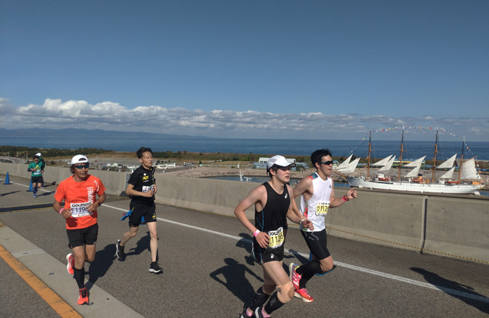 コース中間に架かる絶景ポイント、新湊大橋（全長3.6km）。この橋を走り切ってからがキツかったという声も！