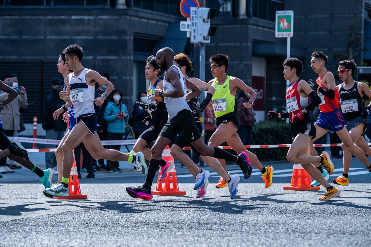 今月「35歳」になる川内優輝（右から4番目）は2時間8分49秒で9位になり、24年パリ五輪マラソン代表選考会（MGC、23年開催）の出場権を獲得