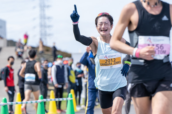 コロナ病棟で働く看護師が女子優勝！「第1回ランナーズフルマラソンチャレンジ2022in板橋荒川河川敷」