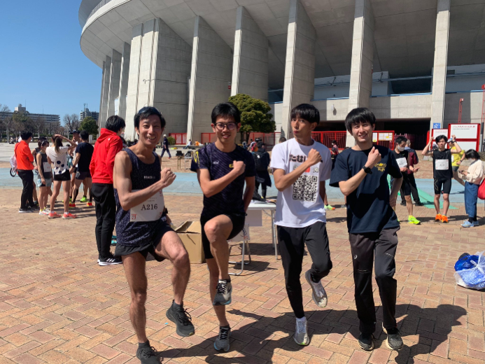 3位までに入ったランナーとポーズをとるたむじょーさん（右から2人目）。2時間21分41秒で優勝した久本駿輔さん（その左）には賞金10万円が贈られた