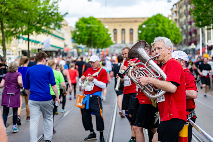 バンド演奏がランナーを盛り上げる（写真／Glenn T Unger）