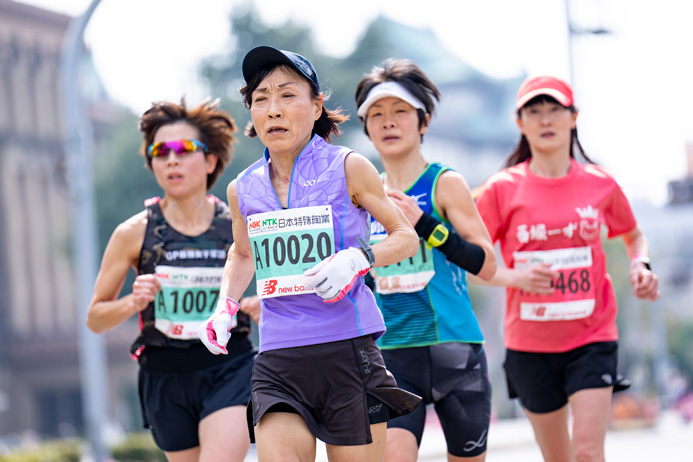 「練習不足」と言いながらも堂々の走りを見せた（10020番が吉光さん）写真／小野口健太