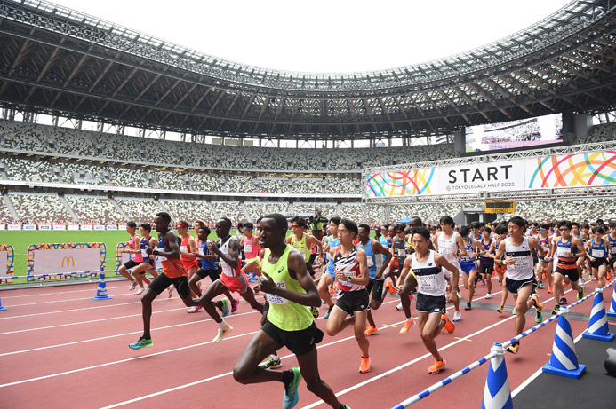 国内外の招待選手を先頭に約1万4000人がスタート（写真／青山義幸）