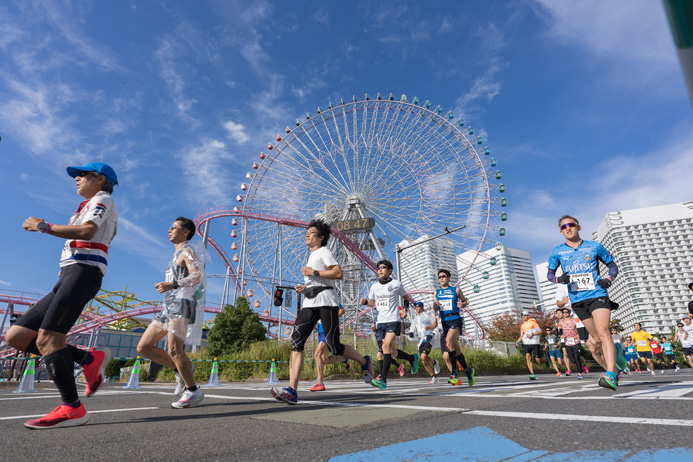 みなとみらいの観光名所、コスモクロック21（観覧車）そばを走る（写真／下山展弘）