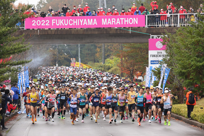 三段池公園をスタートするランナーたち（写真／塩川真悟）