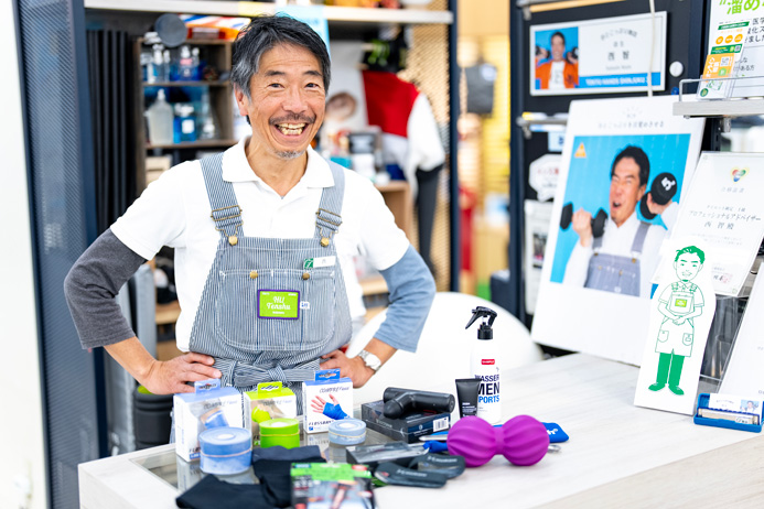 ハンズ新宿店でケアグッズを紹介してもらった西智さん（写真／小野口健太）