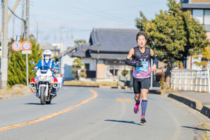 当初第2集団を走るも23kmあたりで単独になり苦しい展開に。「ラスト7kmは 年代別大会記録だけは！という思いで粘りました」（矢島さん）