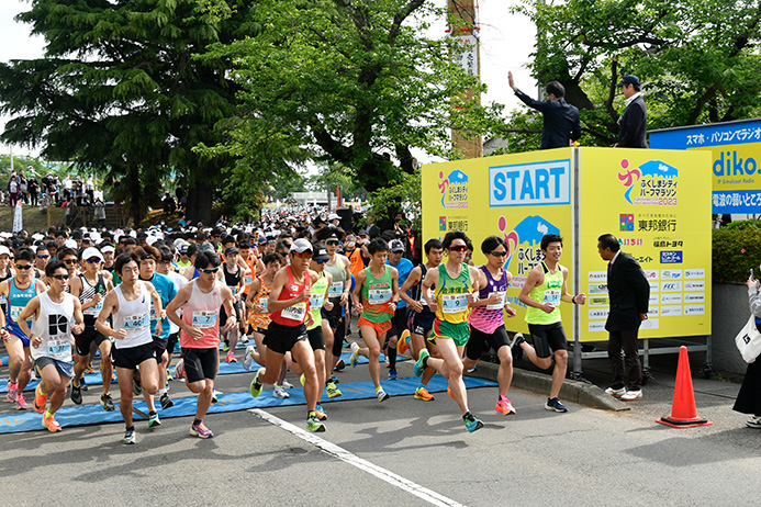 信夫ケ丘競技場前をスタート。川内優輝選手もゲスト参加した（写真／菊池陽一郎）