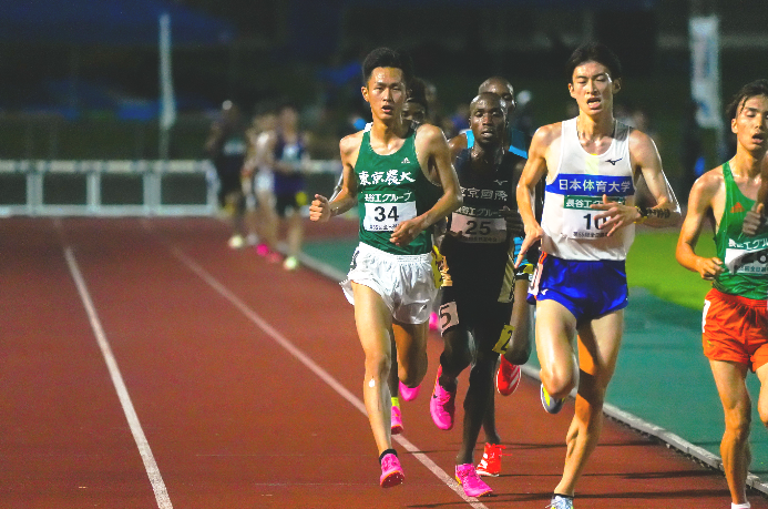 14年ぶりの全日本大学駅伝出場を決めた東京農業大の前田和摩選手（左端、写真／福本ケイヤ）