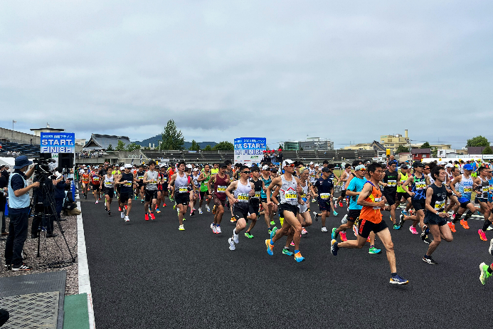 千代台公園陸上競技場をスタートするランナー