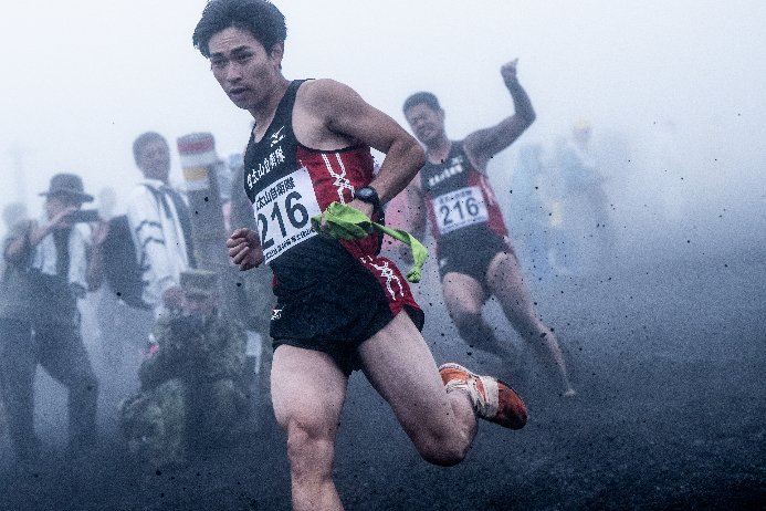 霧がかかる中でタスキリレー（写真／軍記ひろし）