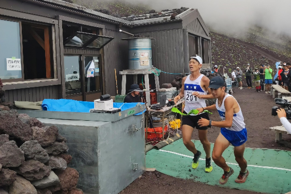 6区（山頂区間）は標高3090mでタスキを受け取る