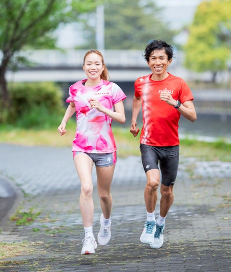 本誌2022年7月号では表紙を飾っている鈴木健吾選手（右）と一山麻緒選手（写真／小野口健太）