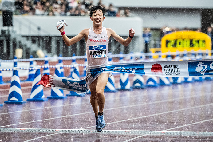 男子は小山直城選手が2時間8分57秒で優勝