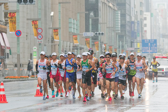 マラソングランドチャンピオンシップでは複数のランナーがハーフタイツで出走（写真／菊池陽一郎）