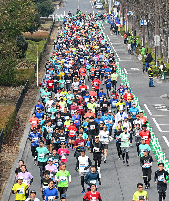 光が丘駅前を走るランナーたち（写真／有川秀明）