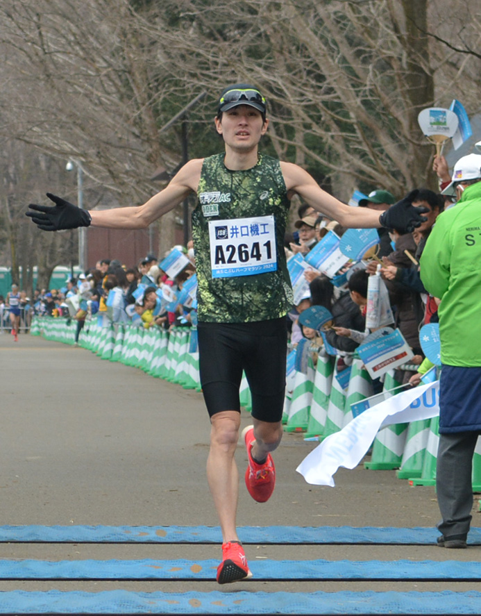 男子優勝の鶴田眞大さん