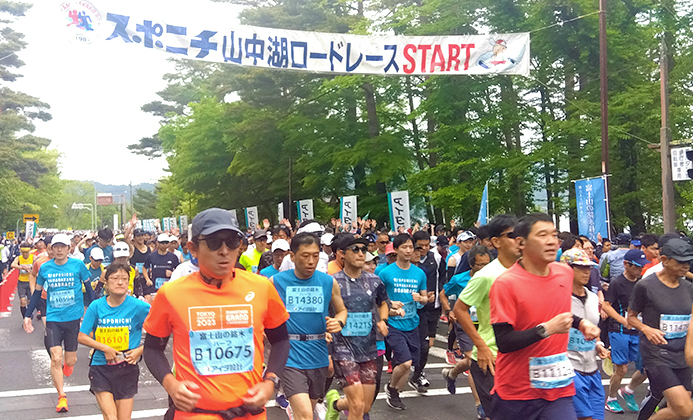 涼しい高原の湖畔を8,000人が快走