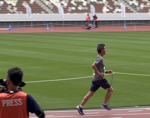 「大人の全力走～5kmNO.1決定戦～」で国立競技場を走る村地さん