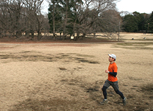 いつもは舗装された園路を走ることの多い公園も、土や草の上を走ってみれば違った感覚でランニングが楽しめる