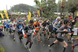 50kmの部は宇検村役場を、20kmの部は大和村体育館をそれぞれスタートして同じゴール地点、名瀬小学校を目指す！