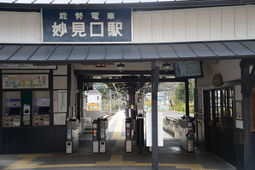 最寄りの妙見口駅。里山の趣ある駅舎