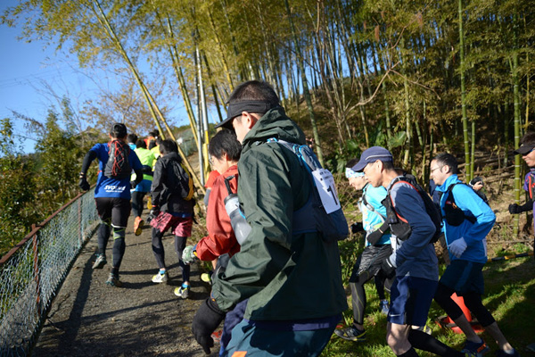 最初の3km内にいきなりアップダウン！