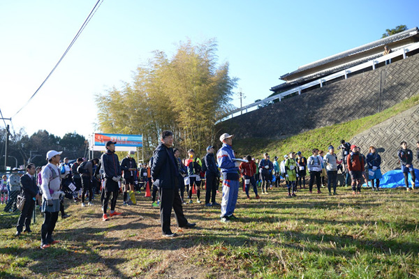 会場の吉川自治会館（着替えやトイレ、荷物預けもできる）前で開会式