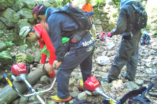 「濃昼山道」は幕末につくられた道で、荒れ果てた状態になっていたところ、有志の活動で9年前に美しいトレイルとなって復活。トレイルランナーのこういった整備活動も、この歴史的要路の維持に貢献している！