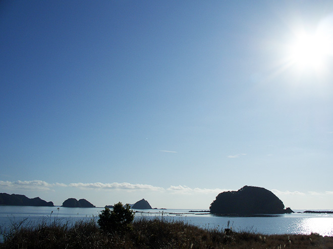 峠を越えると海辺の集落に出る。初日は晴れていたので素晴らしい景色が楽しめた