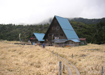  縞枯山荘まできたらゴールはあと少し 