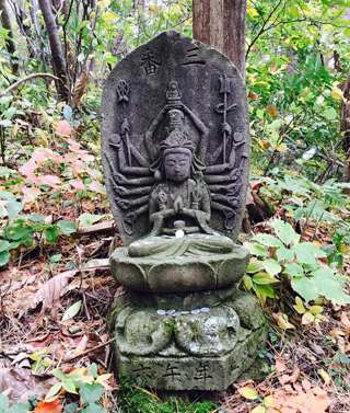 山道にあちこちに江戸時代のものと思われる石仏が